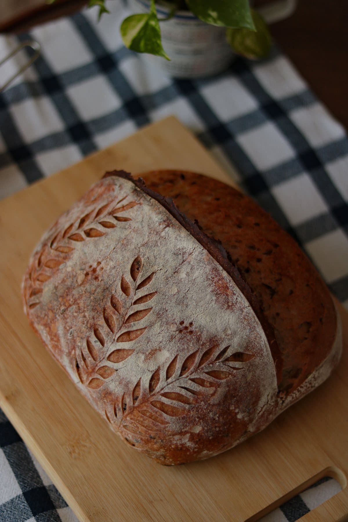 Weizen-Sauerteigbrot mit mehreren eingeschnittenen Ähren