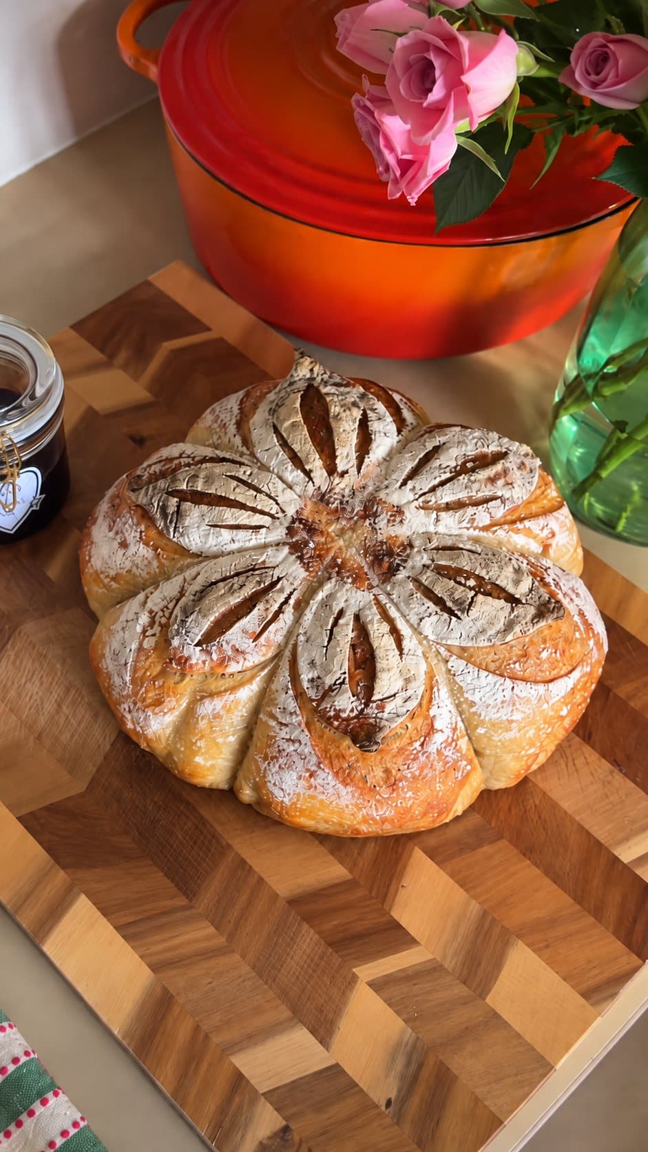 Sauerteigbrot mit floralem Muster