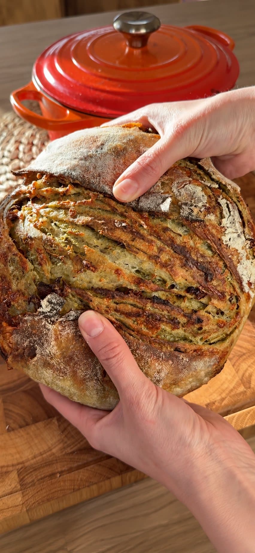 Sauerteigbrot mit grünem Pesto und getrockneten Tomaten