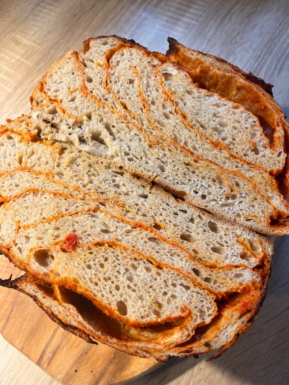 Aufgeschnittenes Sauerteigbrot mit Schichten aus rotem Pesto