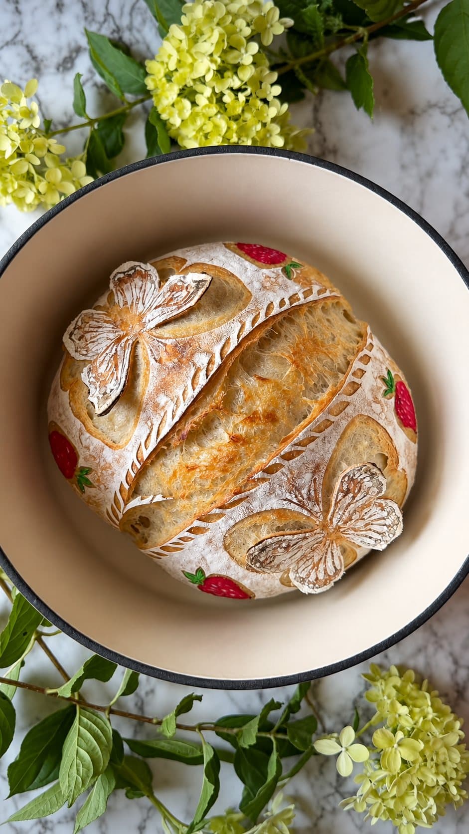 Sauerteigbrot mit Schmetterlingen aus Mehl auf der Kruste