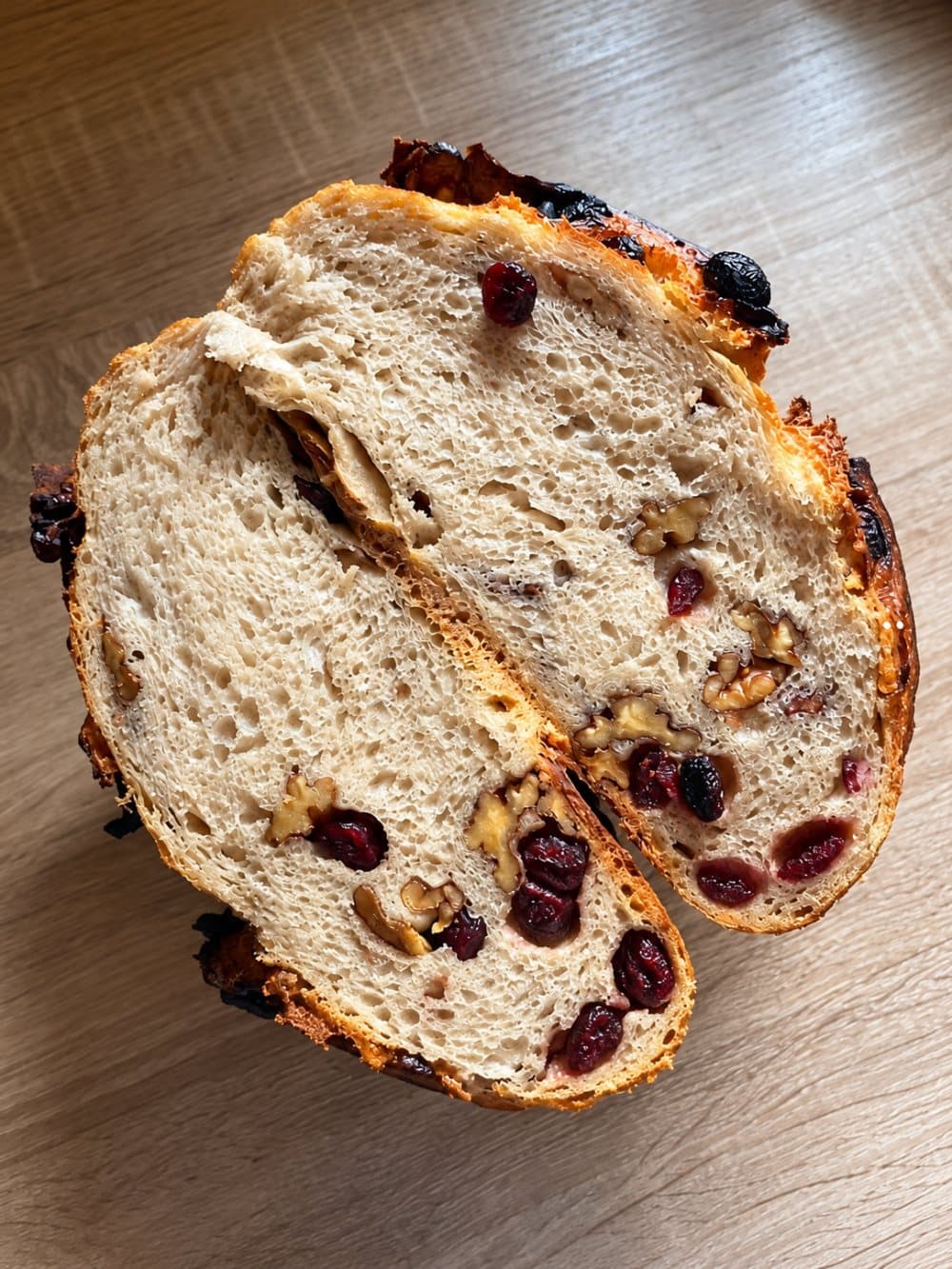 Aufgeschnittenes Sauerteigbrot mit Walnüssen und Cranberrys