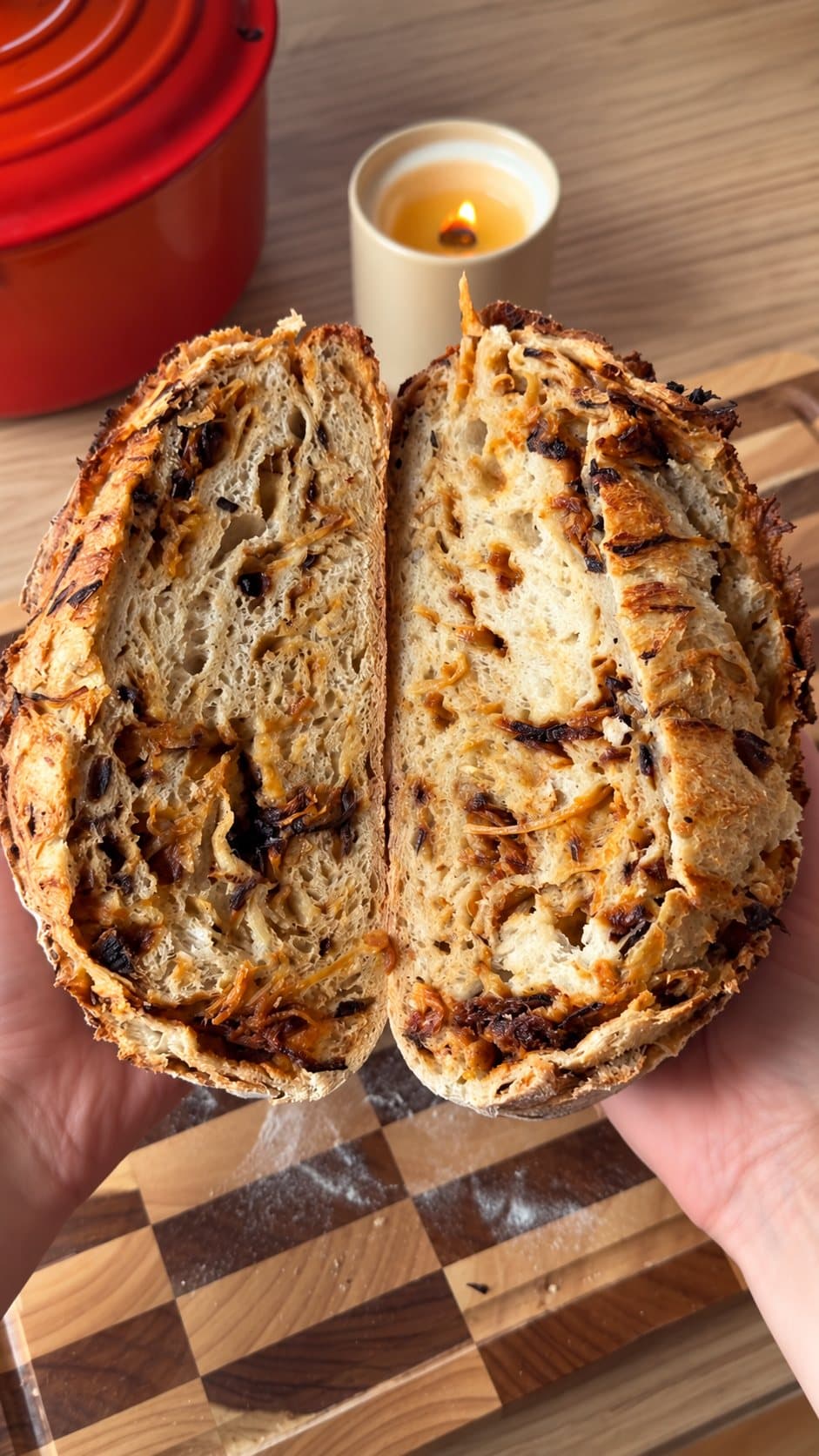 Aufgebrochenes Sauerteigbrot mit Röstzwiebeln