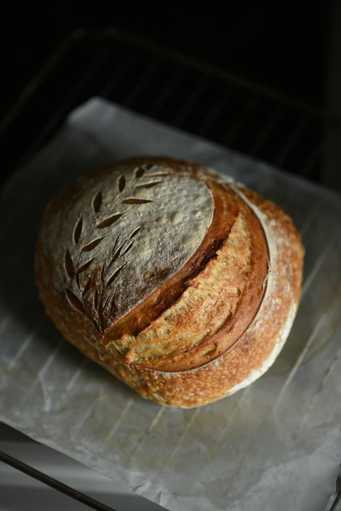Sauerteigbrot mit eingeschnittenem Ähren-Muster