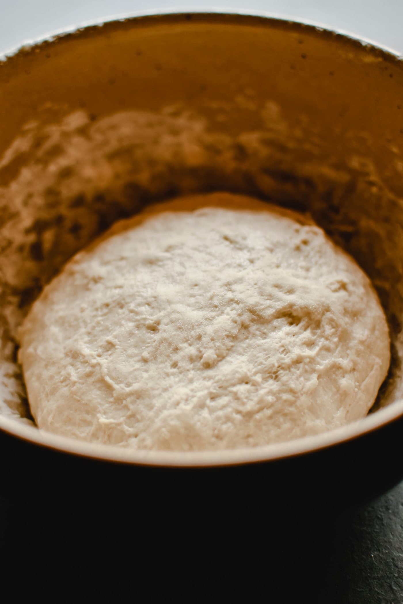 Sauerteig, der in einer Keramikschüssel ruht